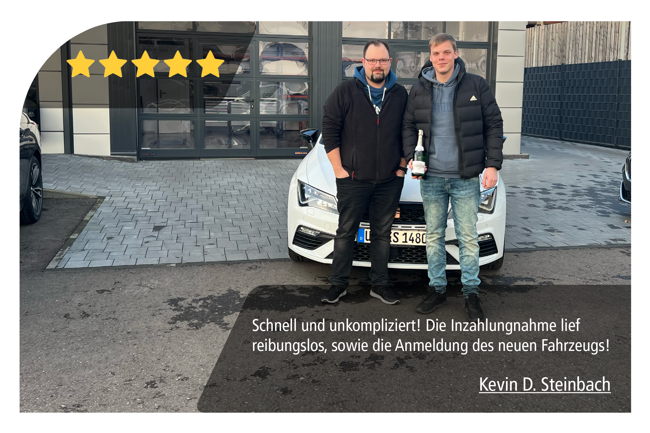 Glücklicher Kunde mit seinem Fahrzeug